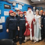 Сотрудников предприятий нефтехимической группы «ТАУ НефтеХим» поздравили Дед Мороз и Снегурочка